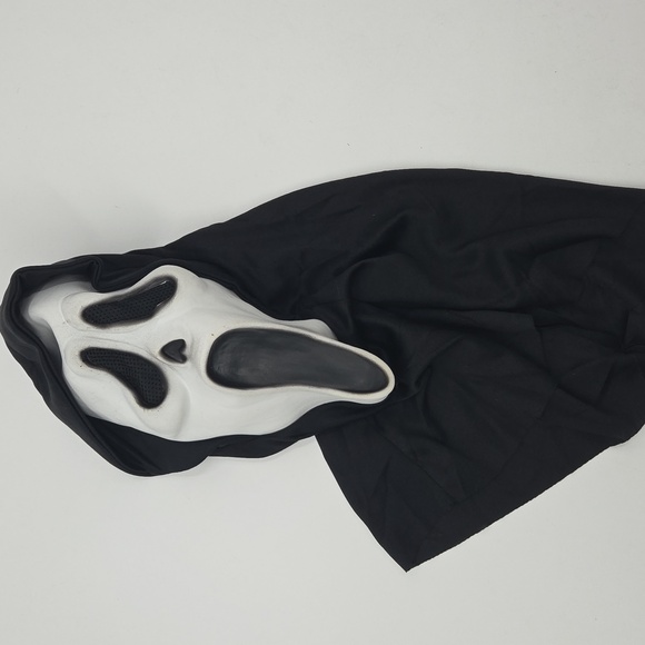 Scream Mask And Robe - Picture 8 of 16